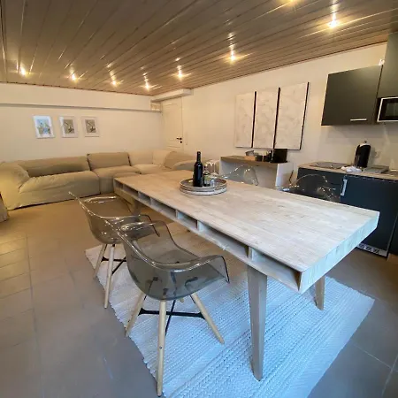 Basement 77 アパート *